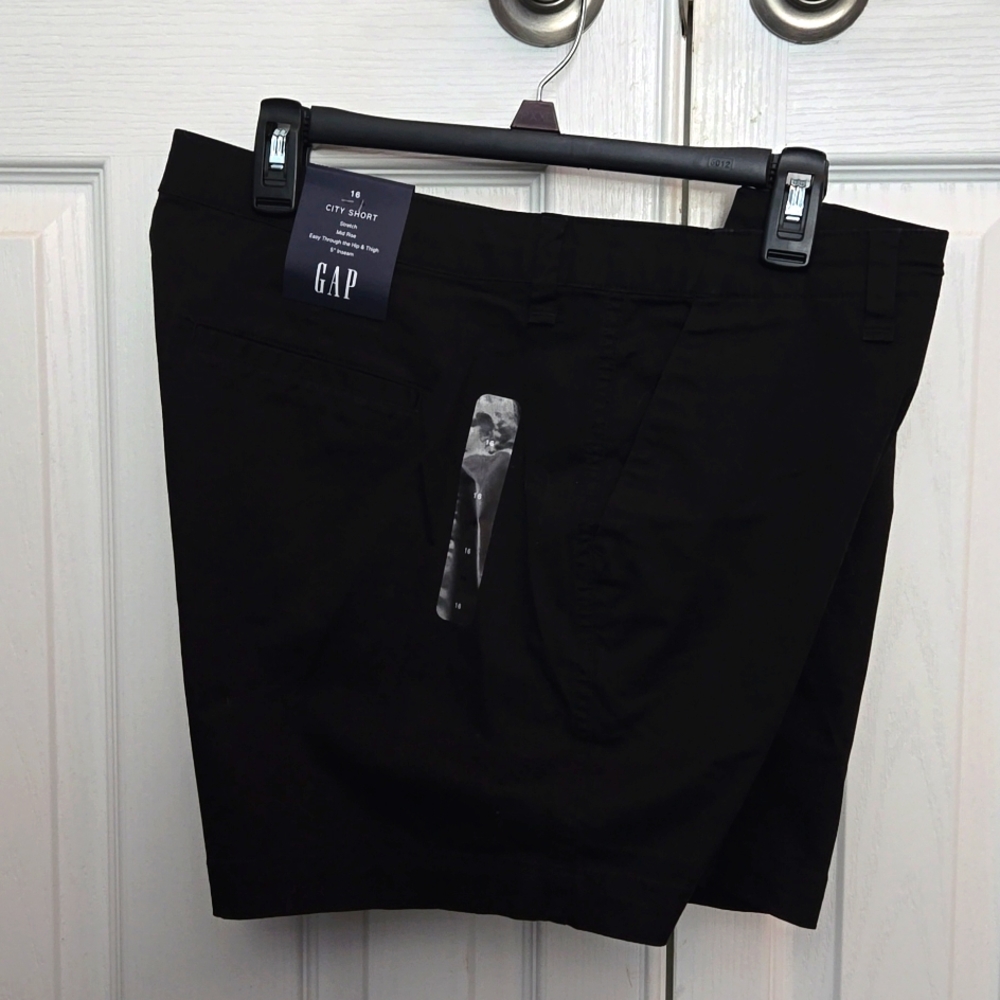 City Short GAP size 16, black with 5 inch inseam